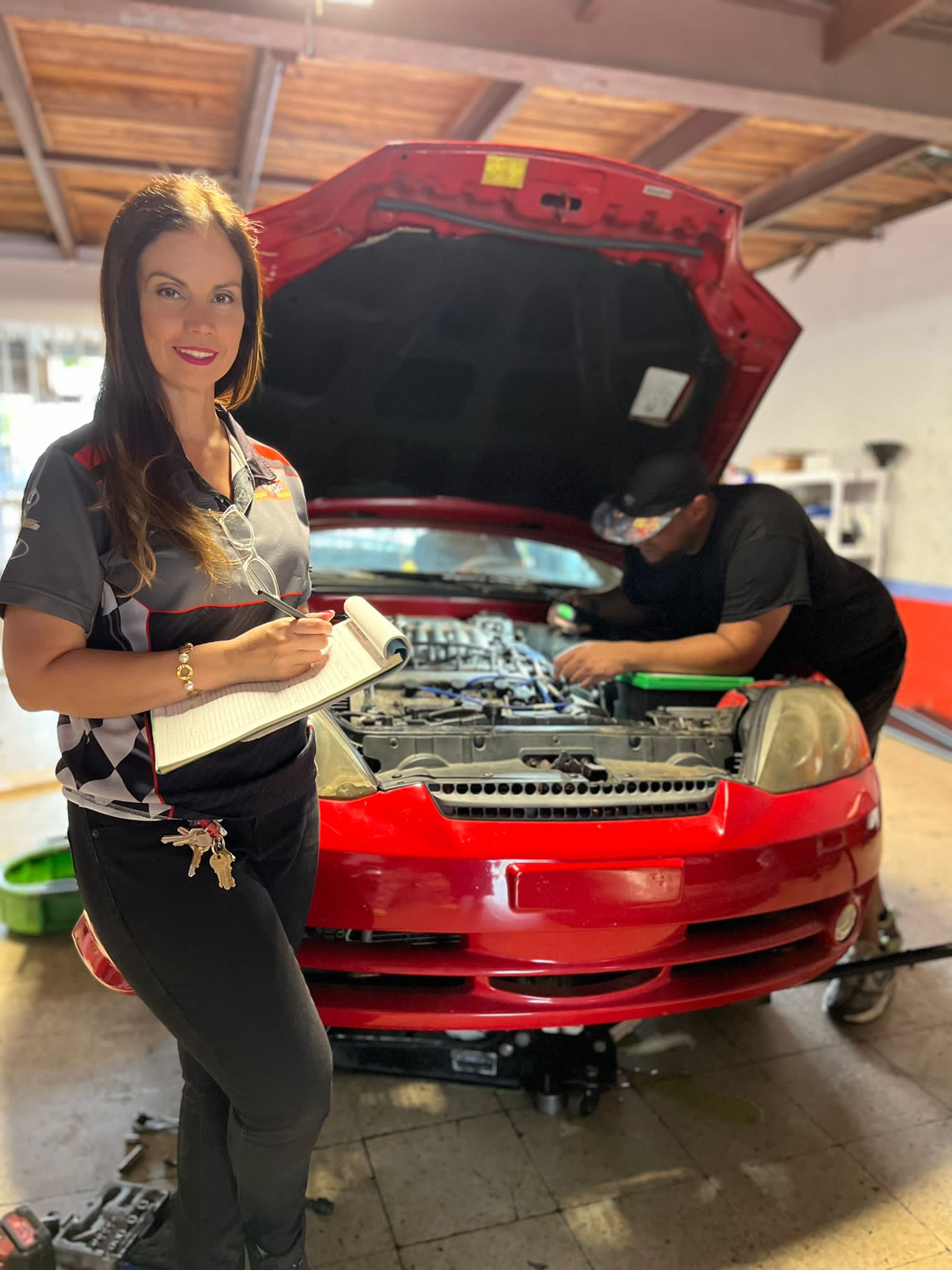 Equipo de Super Tire Express trabajando en un vehículo